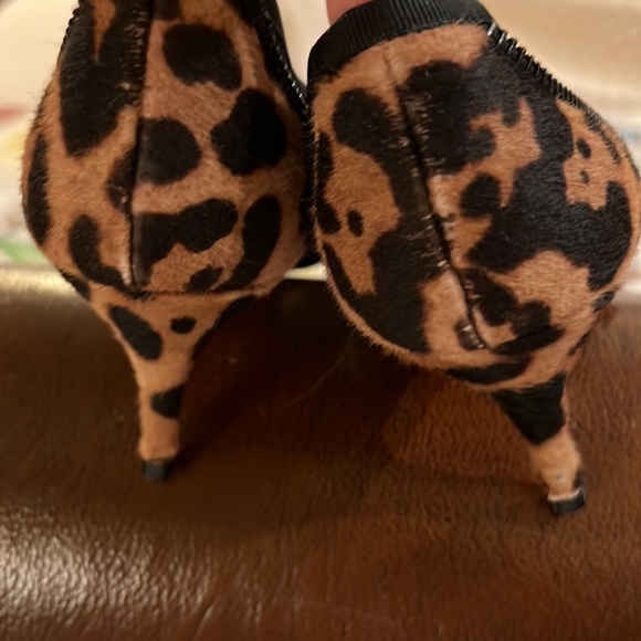 Louboutin lace with animal print with zipper bows. Beautiful shoes. Runs narrow. - Picture 7 of 10